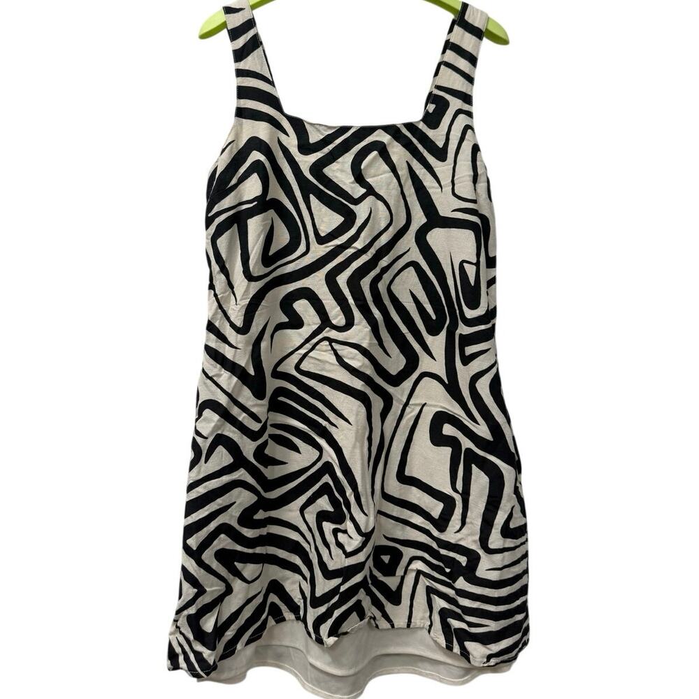 Jopaa woman's top in black and white pattern
